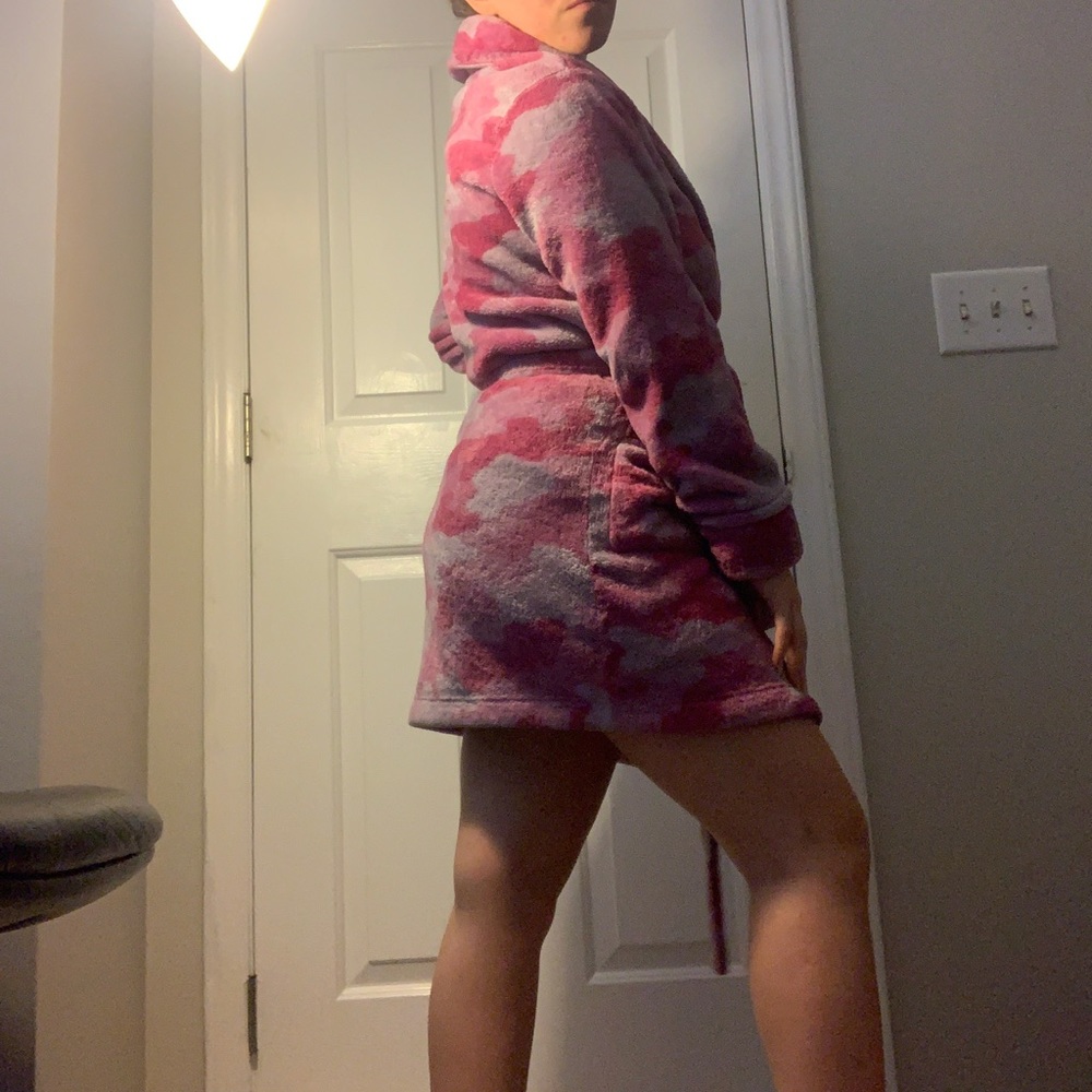 Robe - Picture 2 of 4